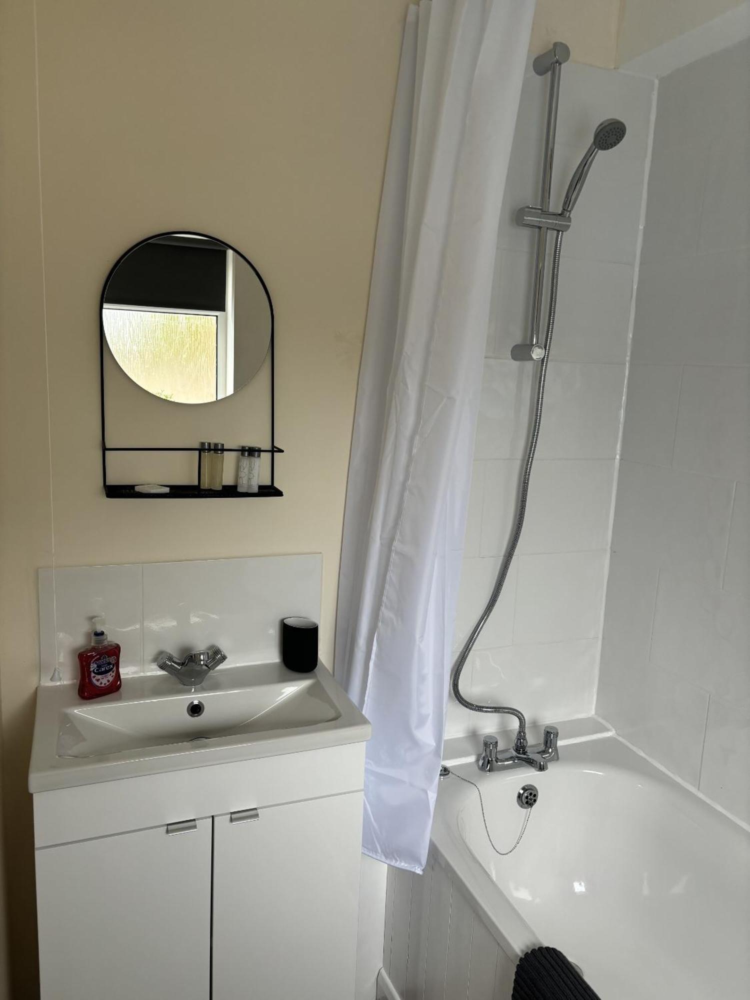 Central - 1 Bed, Cosy Retreat Суиндън Екстериор снимка