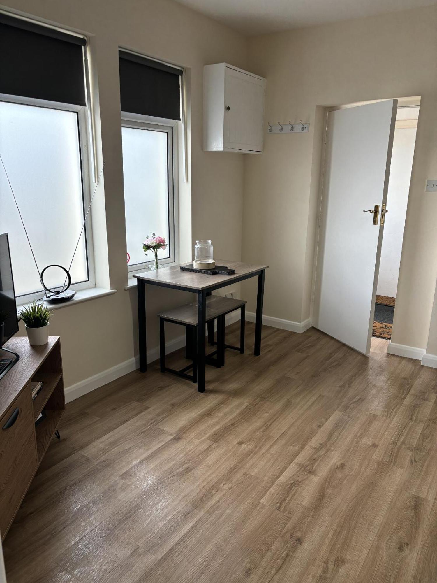 Central - 1 Bed, Cosy Retreat Суиндън Екстериор снимка