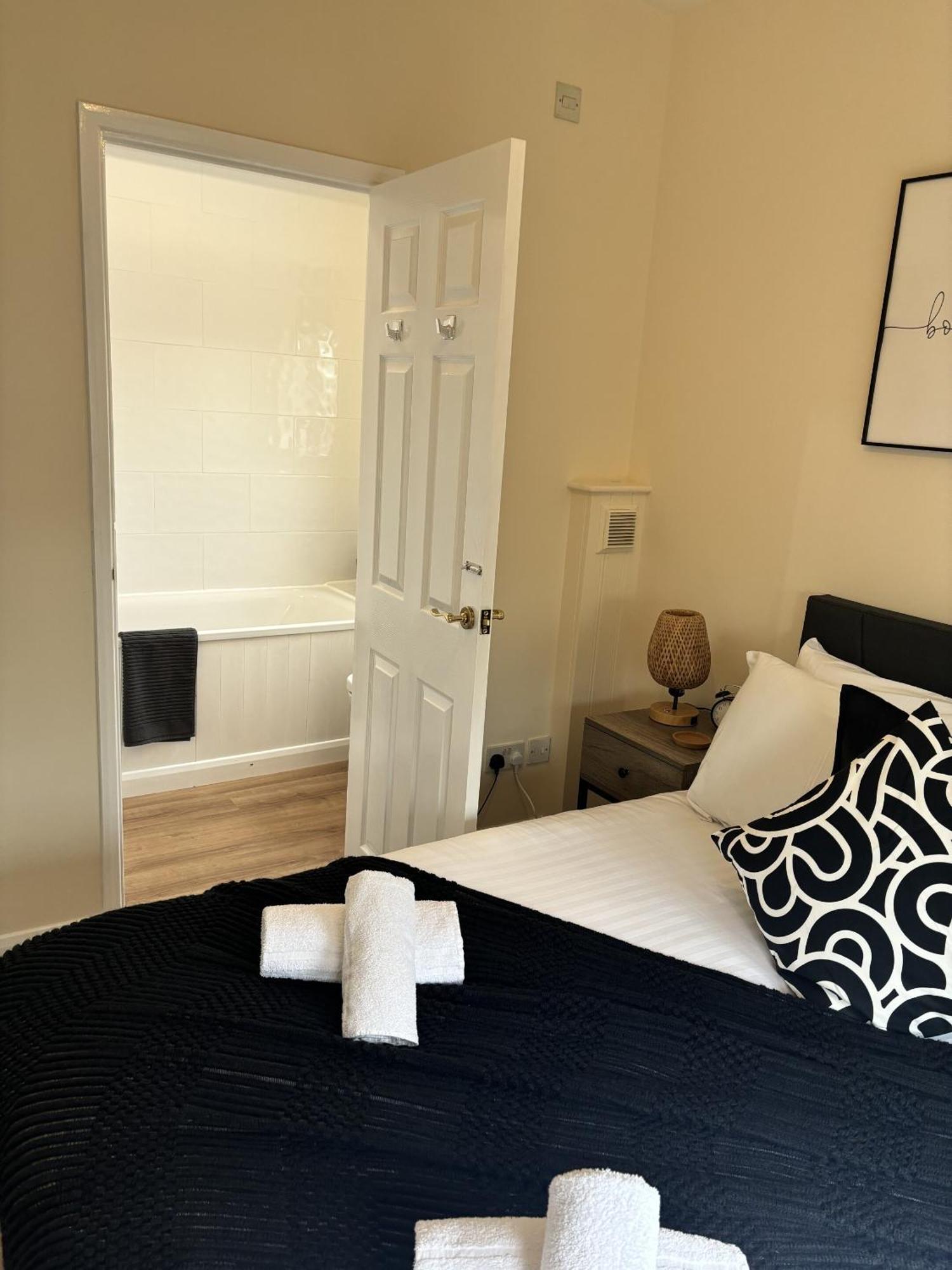 Central - 1 Bed, Cosy Retreat Суиндън Екстериор снимка